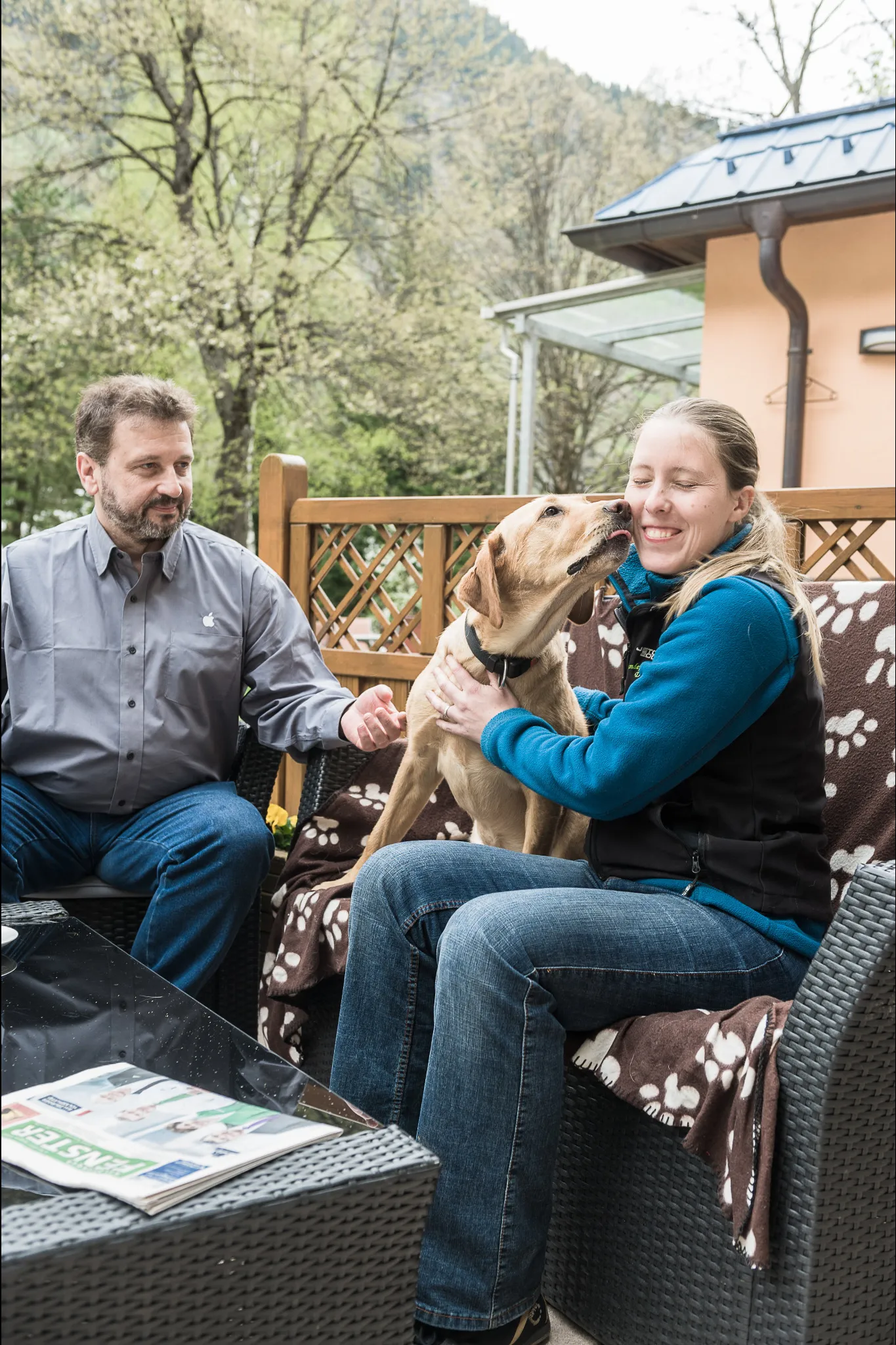 Kurgast mit Hund auf der Terrasse – entspannte Szene mit Besuch von Tochter und Hund beim Kuraufenthalt in Gastein
