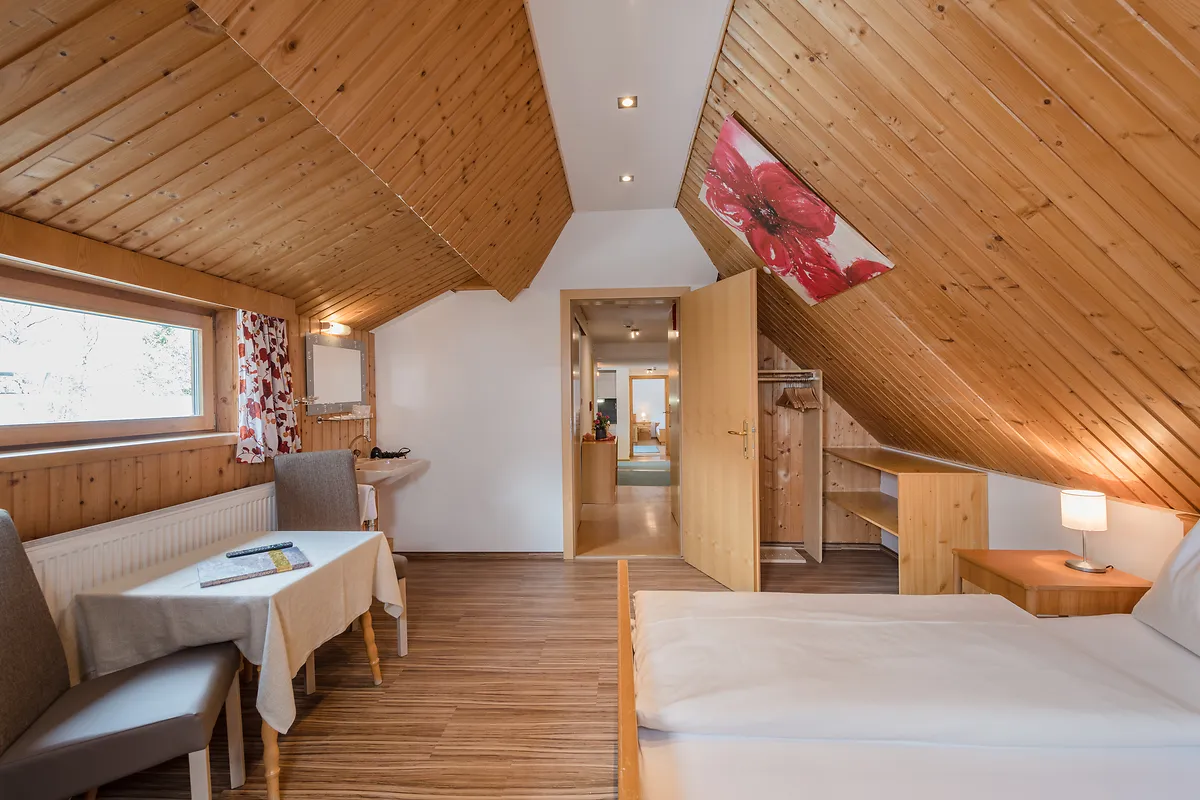 Schlafzimmer im Mansardenloft mit Blick in den Gang zur Küche bei GRUBERS Hotel Apartments Gastein