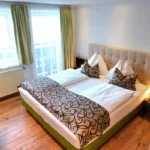 apartment-kreukogel-bad-gastein-boxspringbett-schlafbereich.webp