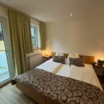 Apartment mit Hund Bad Gastein Schlafzimmer mit Doppelbett und Balkonblick