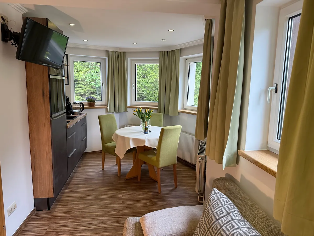 Apartment mit Hund Bad Gastein Wohnbereich mit Küche im Erker und gemütlicher Couch