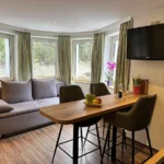 Apartment mit Hund Bad Gastein heller Wohnbereich mit Erker und Essplatz
