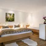 Apartment mit Hund Bad Gastein Schlafbereich mit Doppelbett und Einzelbett