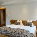 Doppelbett im Doppelzimmer Palfnersee für Urlaub mit Hund in Bad Gastein