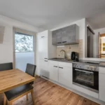 Übersicht im Familienzimmer Bockhartsee für 5 Personen mit Wohnbereich und Blick ins Schlafzimmer in Bad Gastein