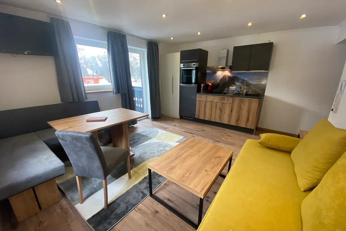 Familienzimmer Bockhartsee bei GRUBERS in Bad Gastein mit getrenntem Wohn und Schlafbereich für Urlaub mit Hund