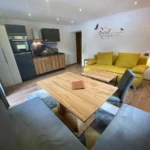 grosse ferienwohnung mit hund bad gastein wohnbereich couch grossglockner