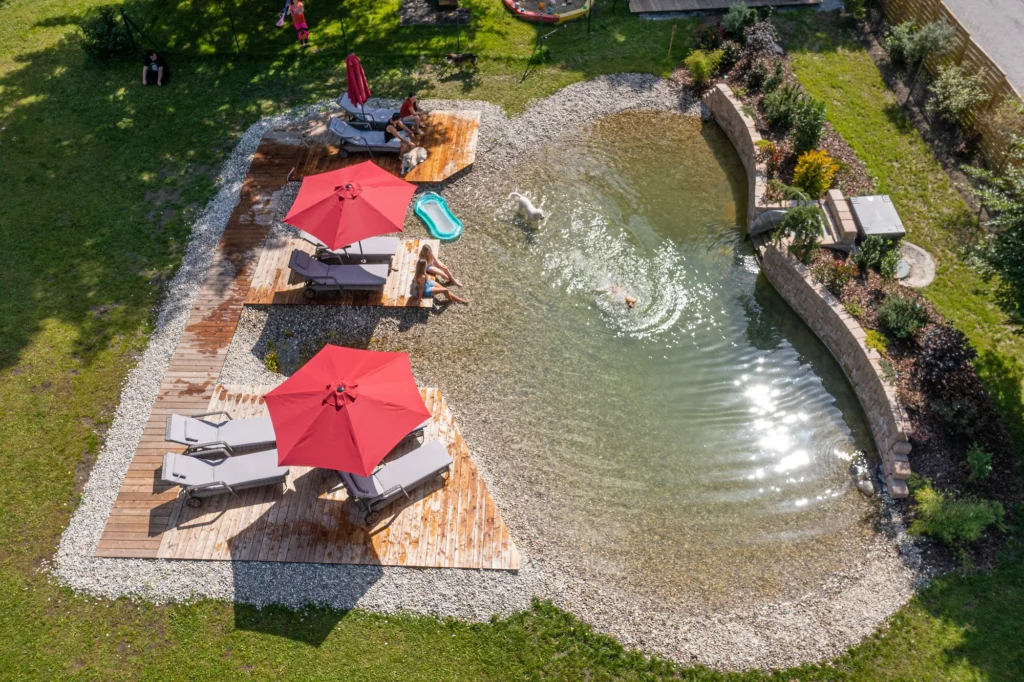 Hundebadeteich im Hotel in Österreich – Urlaub mit Hund in Gastein mit eingezäuntem Garten und Badeteich