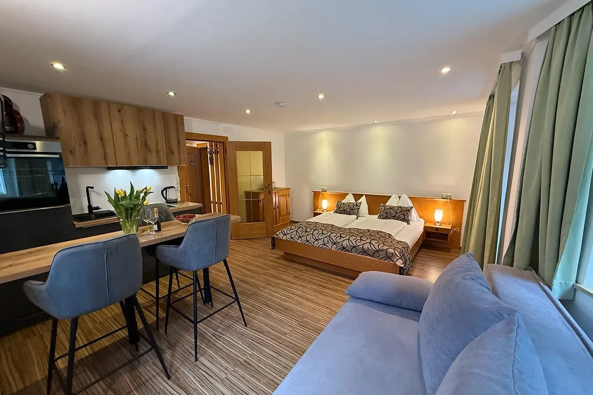 Studio Reedsee bei GRUBERS in Bad Gastein mit Sitzecke und Küche