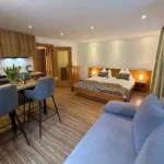 Studio Reedsee mit Küche Couch Essbereich und Bett für Urlaub mit Hund in Bad Gastein