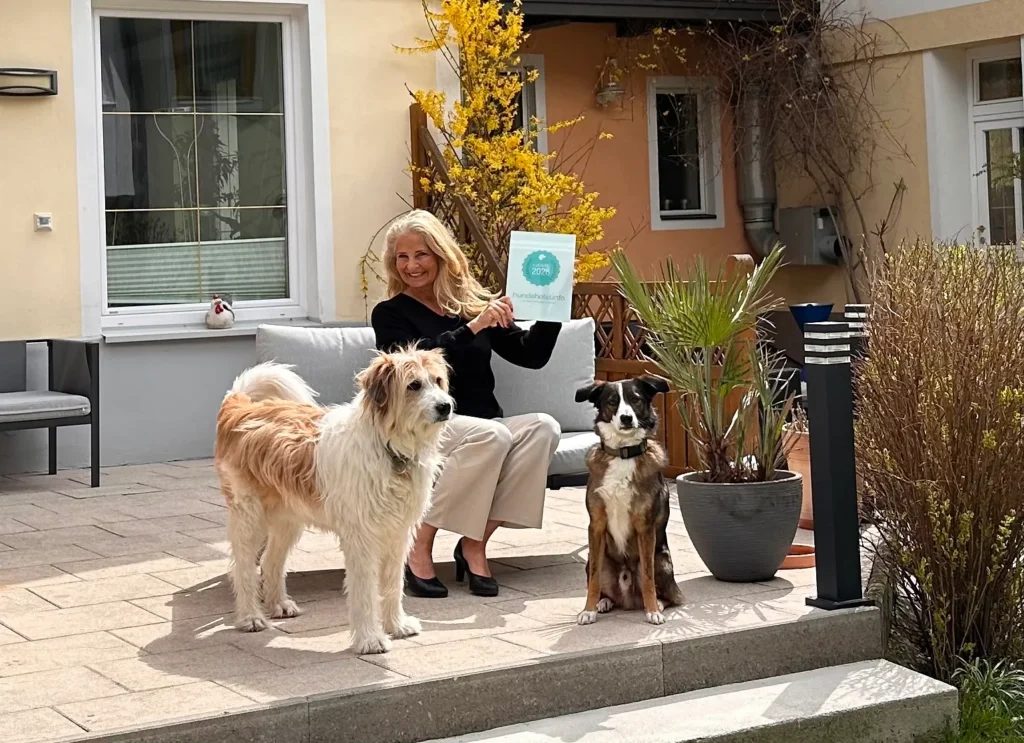 Urlaub mit Hund Gastein Auszeichnung 2026 GRUBERS Hotel Apartments mit Gastgeberin und Hunden