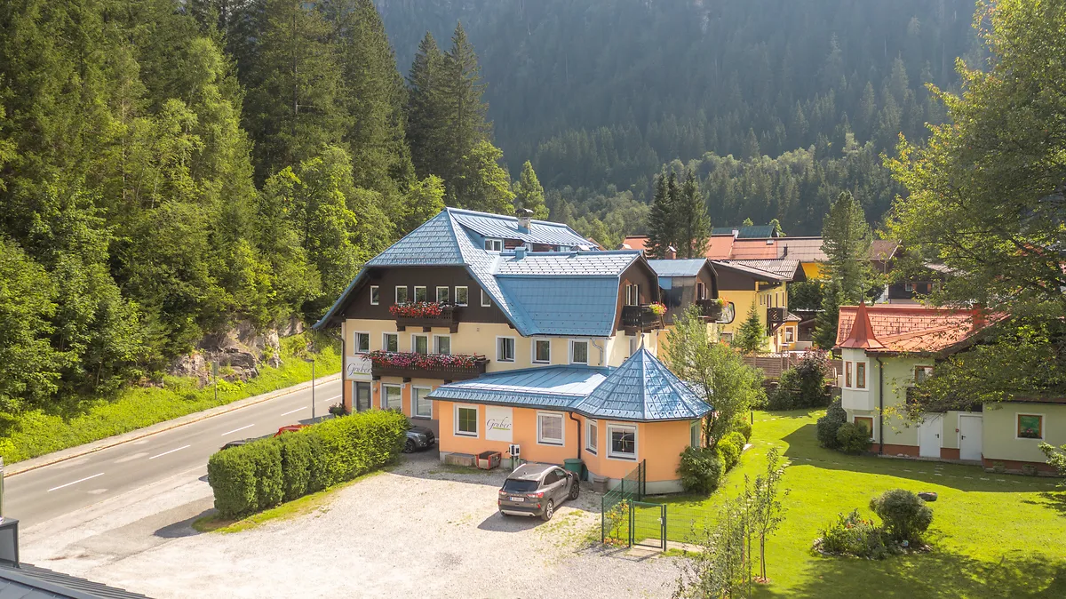 Außenansicht des GRUBERS Hauses in Böckstein vor bewaldeten Bergen