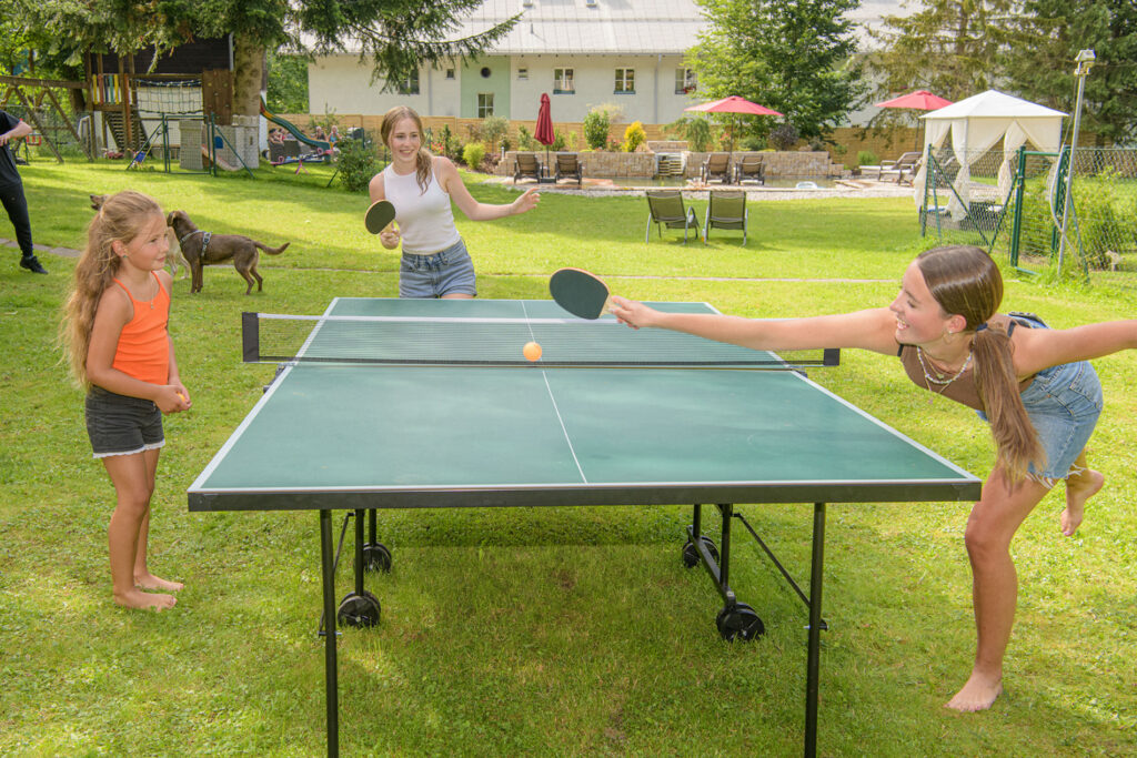 Kinder beim Tischtennis mit Spielplatz und Hunden beim GRUBERS Hotel