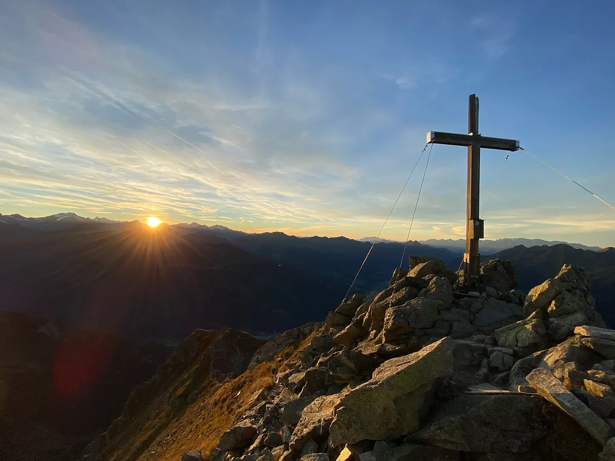 Gipfelkreuz im Sonnenuntergang in der Gasteiner Bergwelt