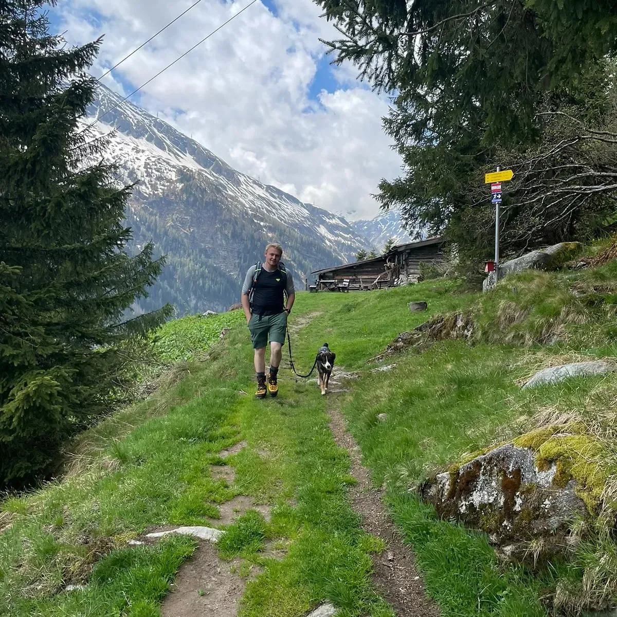 Tobias mit Hund Jockel bei einer Wanderung in Gastein mit Blick auf die Berge